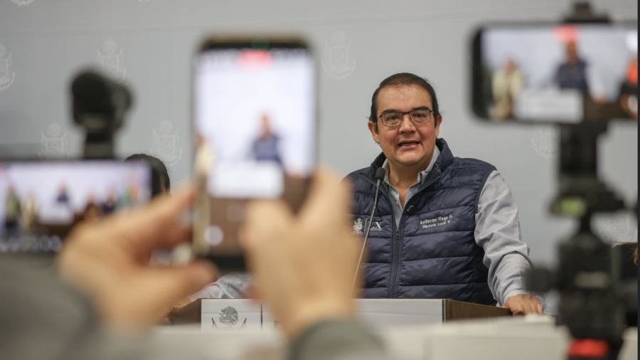 El diputado memo vega a acompañado de su grupo parlamentario en conferencia de prensa