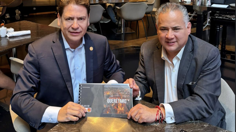 El diputado federal Ricardo Astudillo en reunión con Santiago Nieto coordinador de los comités de la 4T en Querétaro
