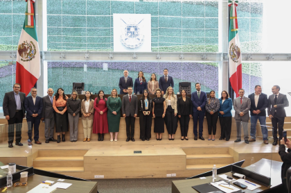 La foto oficial al finalizar el acto protocolario de entrega de la meda en el pleno del congreso