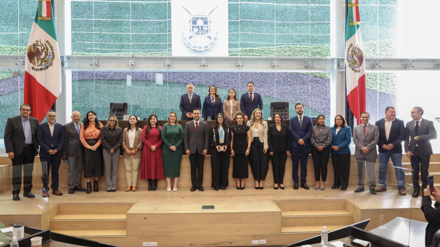 La foto oficial al finalizar el acto protocolario de entrega de la meda en el pleno del congreso