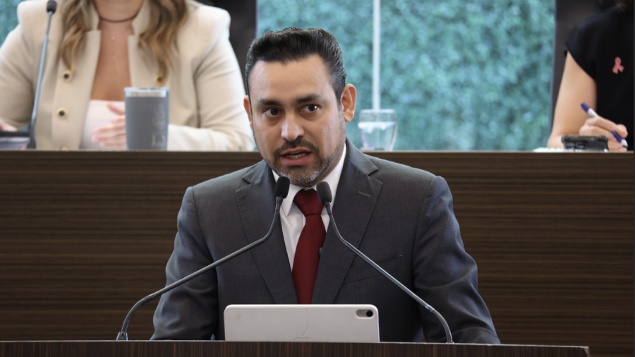 El Diputado Homero Barrera dando su discurso desde la máxima tribuna del Congreso del Estado