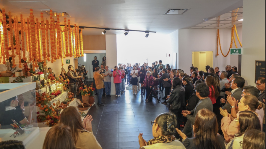 Diputadas, diputados, personal administrativo y medios de comunicación e invitados durante la inauguración del Altar de Muertos en el Congreso del Estado de Querétaro