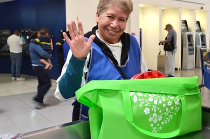 Mujer adulta mayor como parte del programa de colocación laboral para adultos mayores