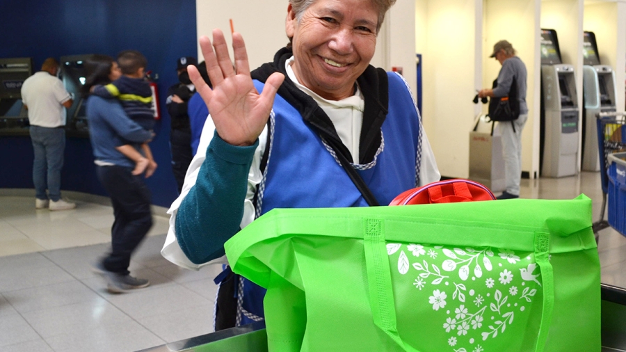Mujer adulta mayor como parte del programa de colocación laboral para adultos mayores