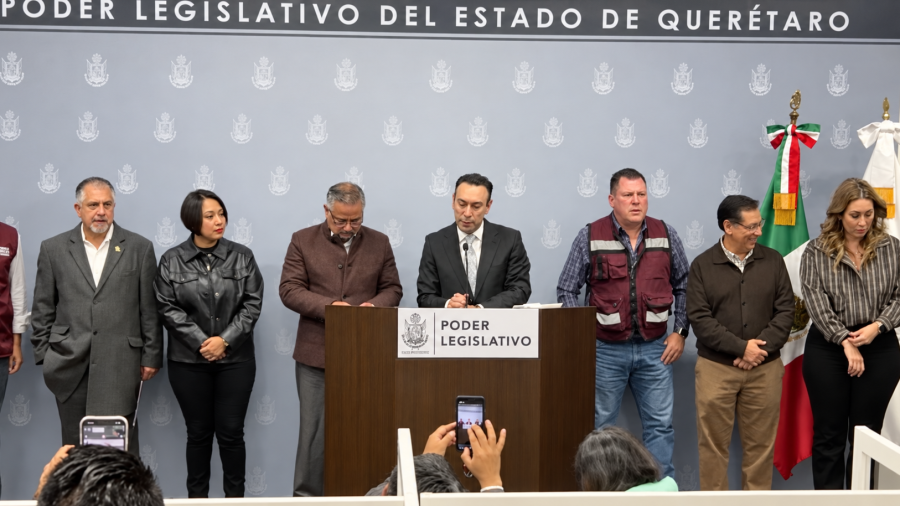 El Grupo parlamentario del morena acompañados de su Cordinador en defensa de los comités de la 4T en Querétaro