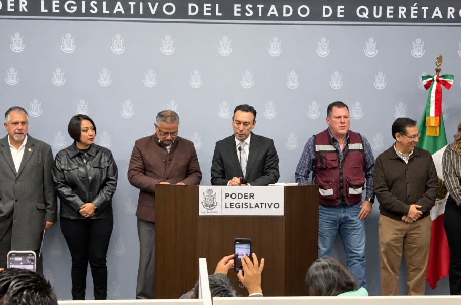 El Grupo parlamentario del morena acompañados de su Cordinador en defensa de los comités de la 4T en Querétaro