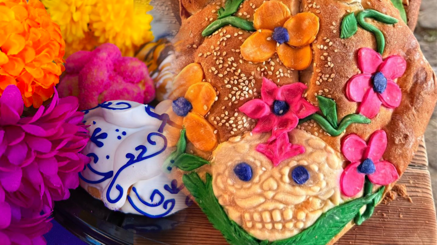 Conoce el origen del pan de muerto, su significado en las ofrendas y las variedades tradicionales de Oaxaca, Michoacán, Hidalgo, Puebla y otros estados.