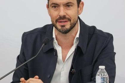 Paul Ospital en una mesa de trabajo en el congreso de Querétaro