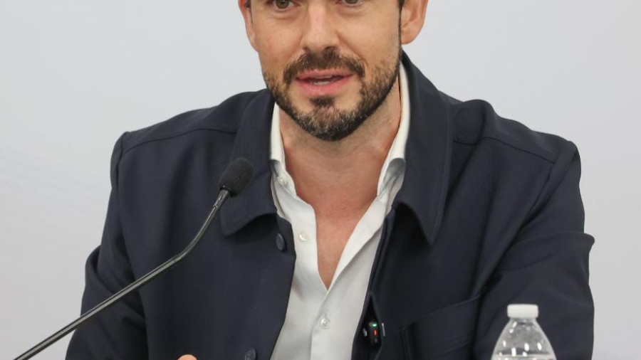 Paul Ospital en una mesa de trabajo en el congreso de Querétaro