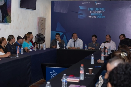 El Presidente Municipal de SJR en reunión con restauranteros para exponer su quinto informe