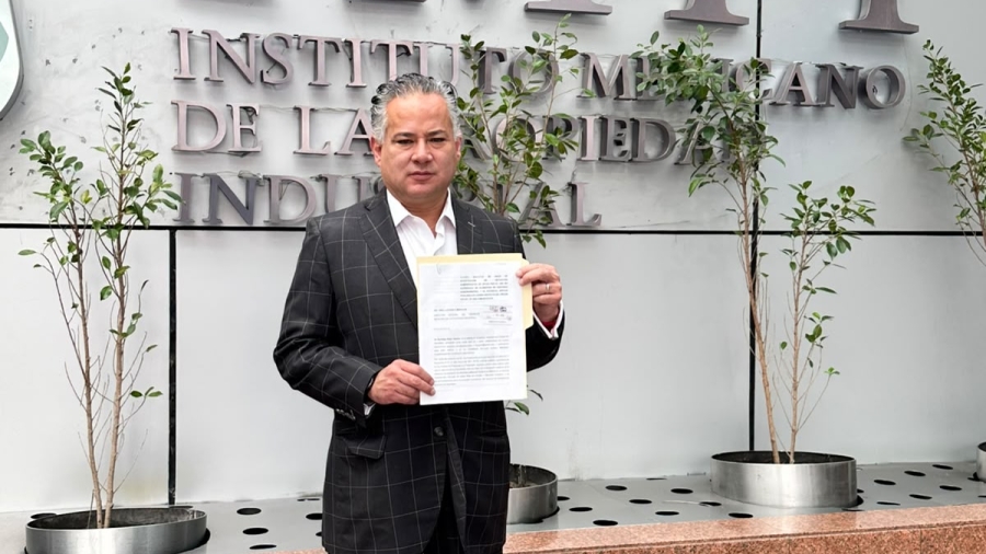 El Coordinador de la 4T en Qro a las afueras del IMPI