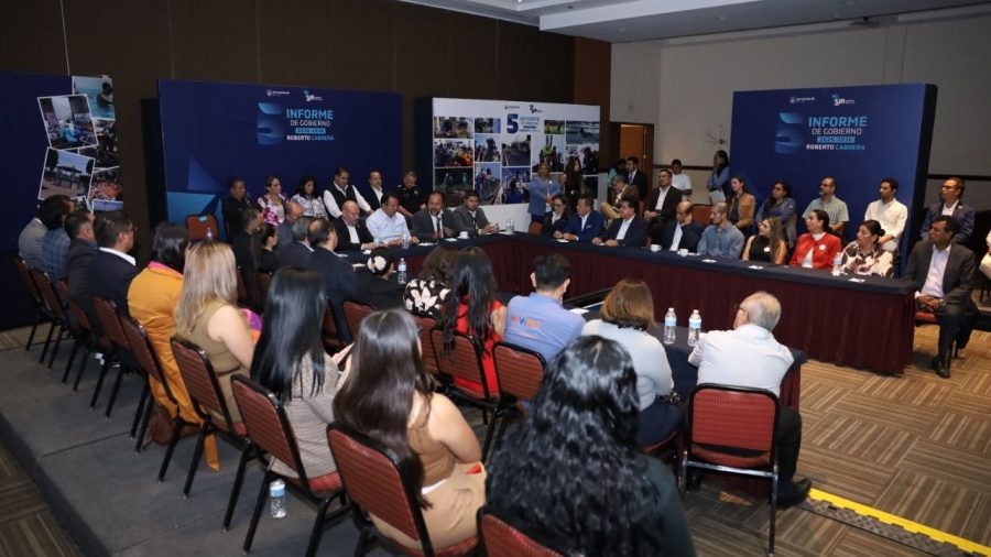 El Presidente Municipal de SJR con industriales de la ciudad para rendir su quinto informe