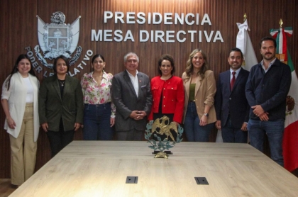 La directiva saliente y la directiva entrante al momento de que Adriana Meza asume como Presidenta