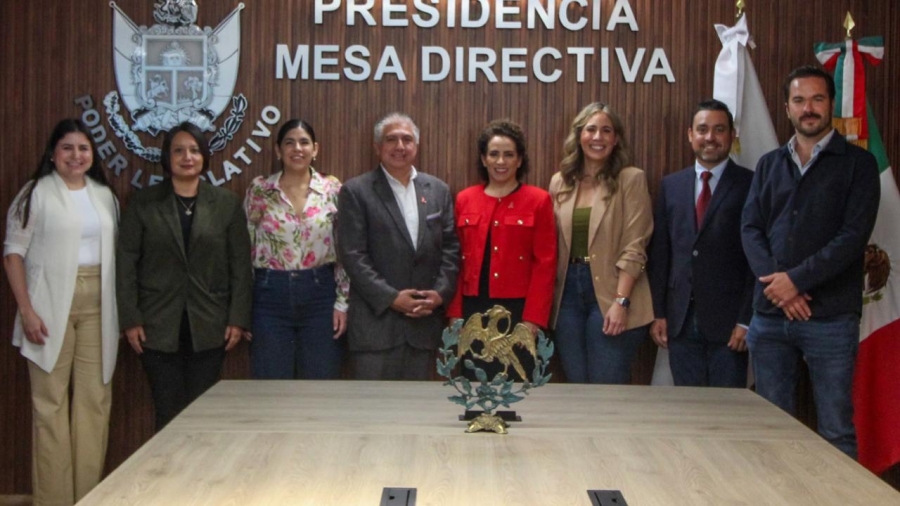 La directiva saliente y la directiva entrante al momento de que Adriana Meza asume como Presidenta
