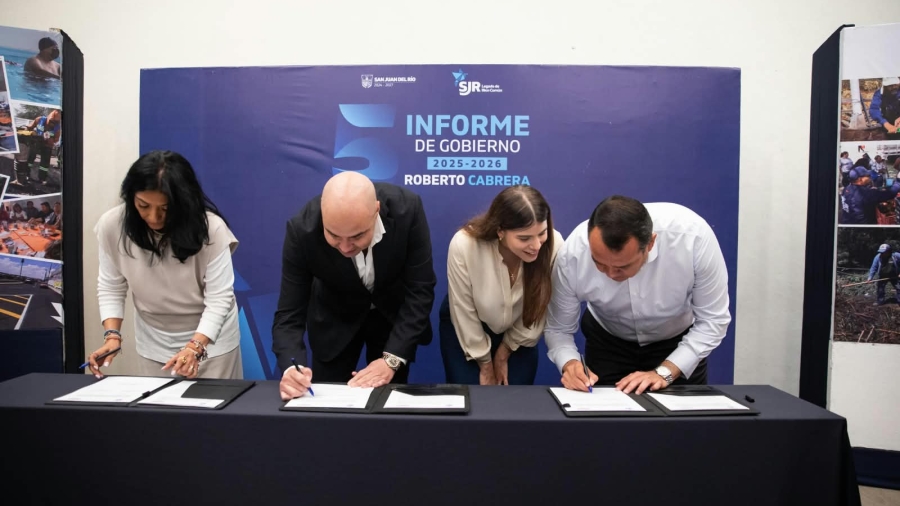 El presidente Municipal de San Juan del Río en el momento de la firma del convenio con CMIC