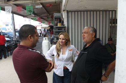 La Regidora Paulina Aguado en recorrido por el Mercado Escobedo