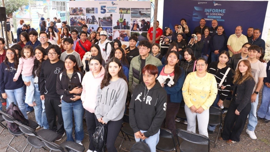 El Presidente Municipal de sjr durante el adopta fest