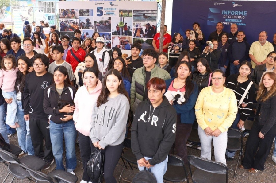 El Presidente Municipal de sjr durante el adopta fest
