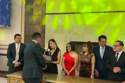 La Secretaria del Trabajo acompañada de integrantes del colegio de arquitectos de sjr junto con funcionarios de otras instituciones