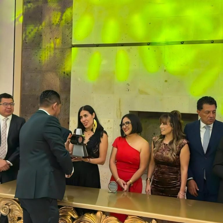 La Secretaria del Trabajo acompañada de integrantes del colegio de arquitectos de sjr junto con funcionarios de otras instituciones