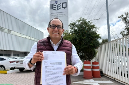 El Secretario Estatal del Partido Morena a las afueras del IEEQ mostrando la denuncia con Luis Nava