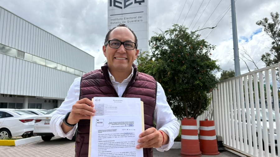 El Secretario Estatal del Partido Morena a las afueras del IEEQ mostrando la denuncia con Luis Nava