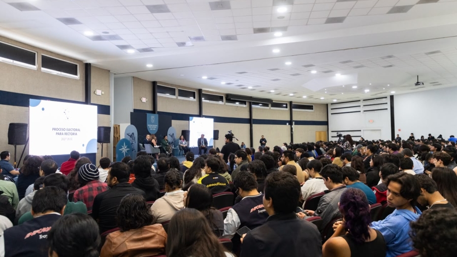 Los 4 aspirantes a la Rectoría de la UAQ durante el inicio de la presentación de sus propuestas