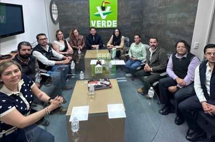 El líder del PVEM junto con su equipo de trabajo