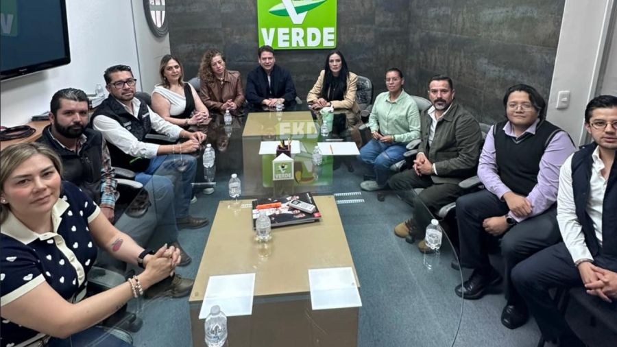 El líder del PVEM junto con su equipo de trabajo
