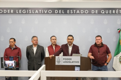 Diputados de la Bancada de morena acompañados de Santiago Nieto durante la conferencia de prensa para presentar la iniciativa