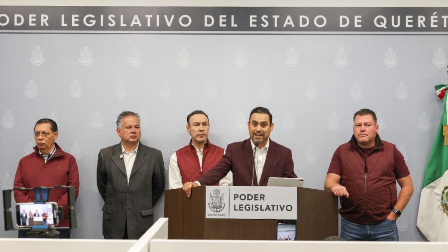 Diputados de la Bancada de morena acompañados de Santiago Nieto durante la conferencia de prensa para presentar la iniciativa