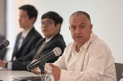 Sinuhé Piedragil en mesa de trabajo con sejuve y jovenes que participaron en la legislatura de la juventud