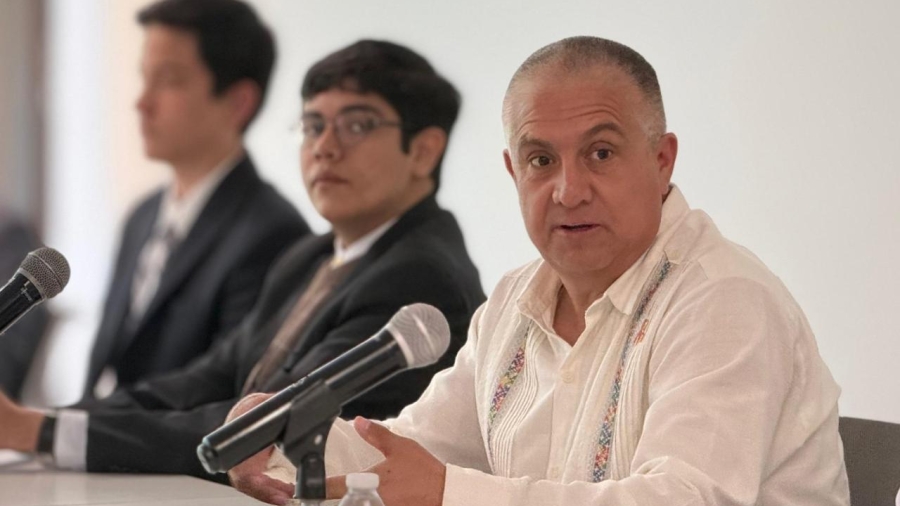 Sinuhé Piedragil en mesa de trabajo con sejuve y jovenes que participaron en la legislatura de la juventud
