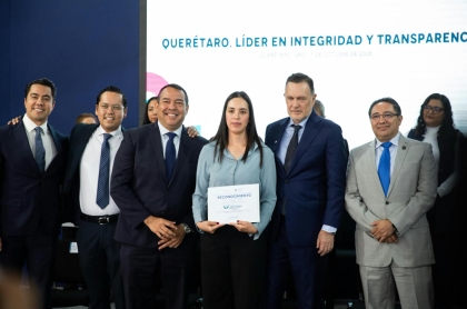 El Gobernador Mauricio Kuri entrega premio de contraloría social