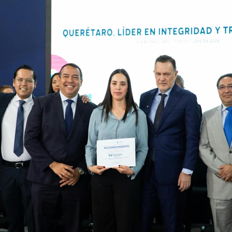 El Gobernador Mauricio Kuri entrega premio de contraloría social