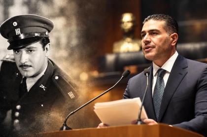 El secretarió de seguridad ciudadana de México junto a una imagen del legendario Pedro Infante