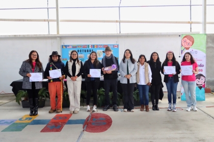 Equipo del IEEQ junto a los autores del libro sobre derechos de la niñez escrito en Otomí