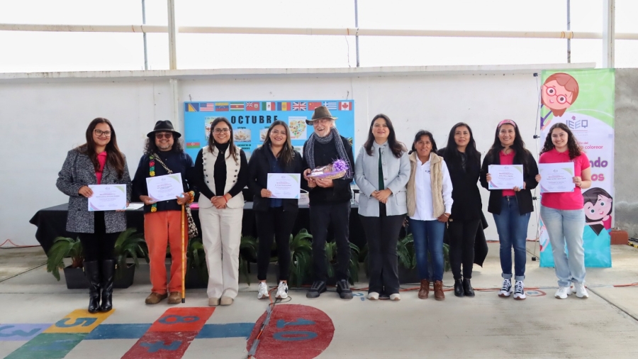 Equipo del IEEQ junto a los autores del libro sobre derechos de la niñez escrito en Otomí