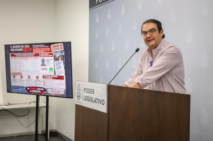 El diputado local Guillermo Vega durante confrencia de prensa en el congreso de Querétaro