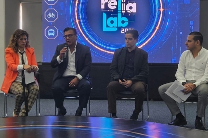 Expertos en Inteligencia Artificial conversando sobre su uso gubernamental