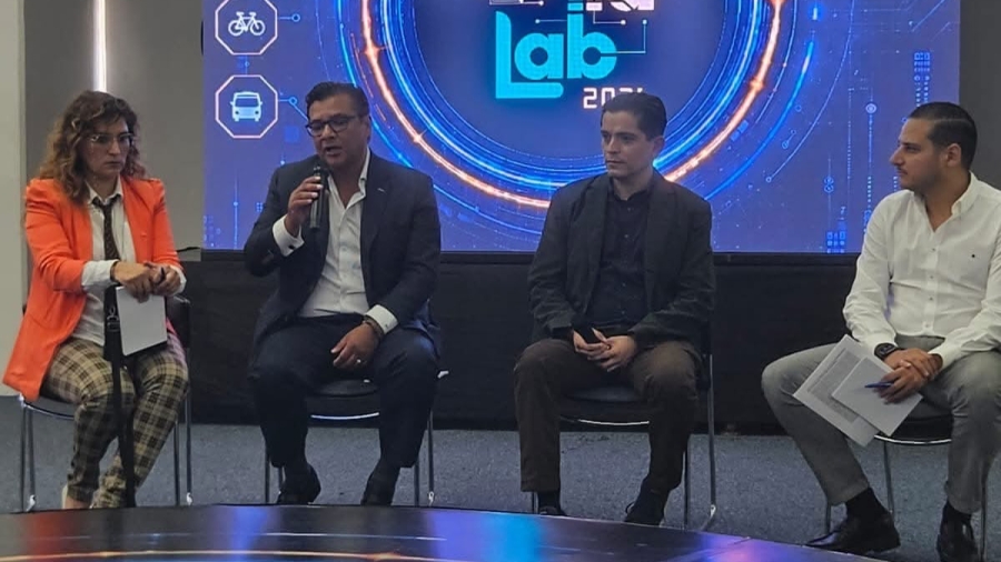Expertos en Inteligencia Artificial conversando sobre su uso gubernamental