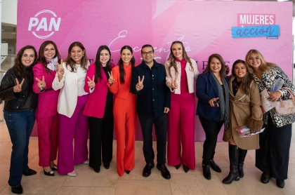 El Presidente del PAN en el Estado de Querétaro acompañado por mujeres lideres pertenecientes al mismo partido