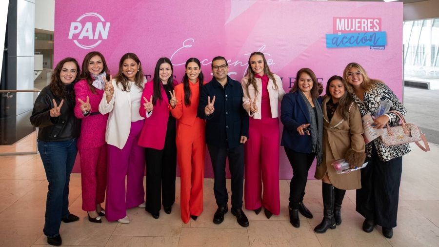El Presidente del PAN en el Estado de Querétaro acompañado por mujeres lideres pertenecientes al mismo partido