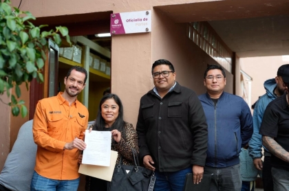 El Diputado Paul Ospital muestra el acta que oficializa las firmas que avalan su iniciativa en Cadereyta