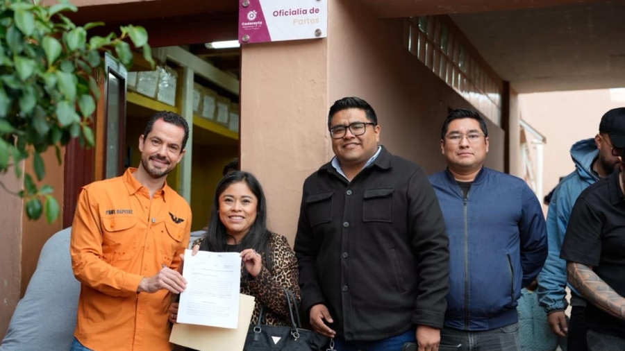 El Diputado Paul Ospital muestra el acta que oficializa las firmas que avalan su iniciativa en Cadereyta