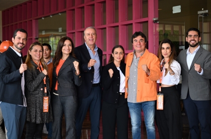 El Diputado Mario Calzada acompañado por sus nuevos compañeros de Movimiento Ciudadano