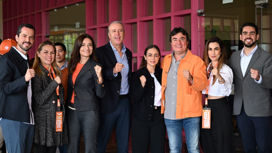 El Diputado Mario Calzada acompañado por sus nuevos compañeros de Movimiento Ciudadano