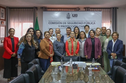 Integrantes de la comisión de seguridad acompañados de personal del municipio de Pedro Escobedo donde sesionaron.