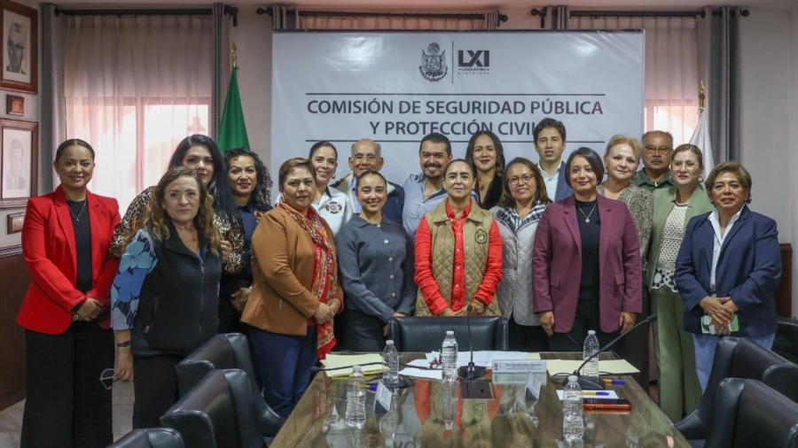 Integrantes de la comisión de seguridad acompañados de personal del municipio de Pedro Escobedo donde sesionaron.