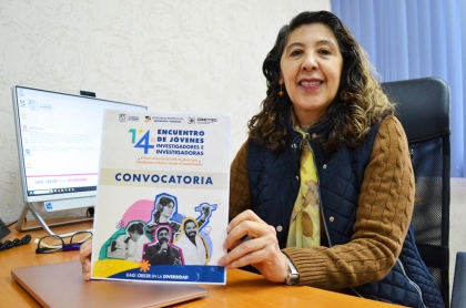 Investigadora de la UAQ mostrando la convocatoria